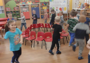 Dzieci podczas zabawy "Wyścig do krzesła"